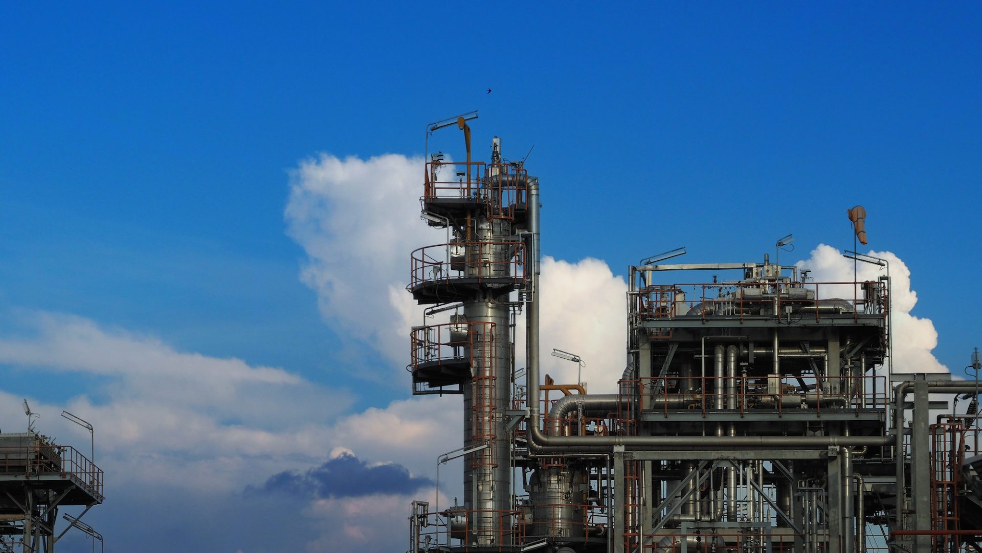 petroleum-oil-refinery-barrel-tank-petrochemical-plant-factory-chemical-industry-oil-and-gas-petr-e1673760333544